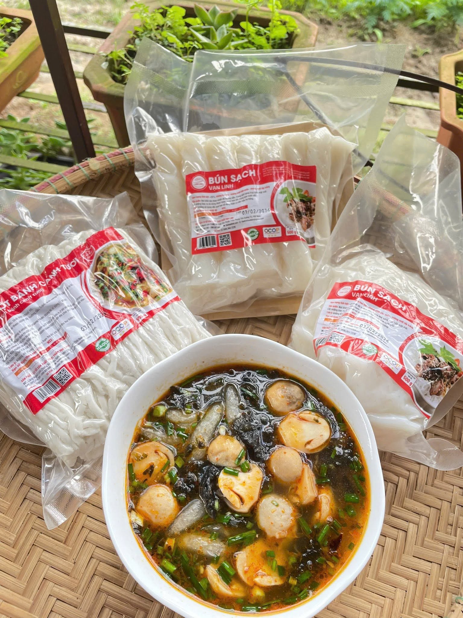 Bát bún nước cùng sản phẩm Vạn Linh